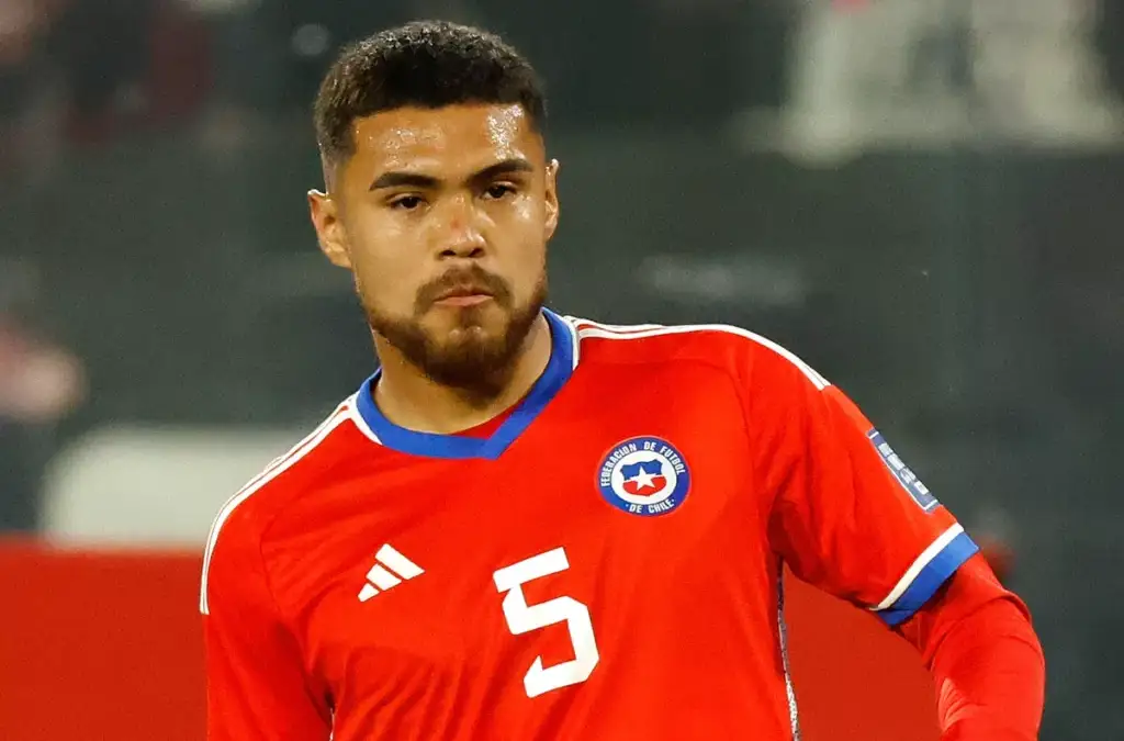 Paulo Díaz asoma como titular en La Roja durante el debut de Ricardo Gareca en el banco.