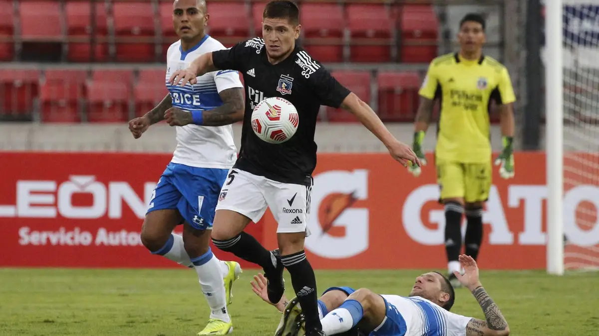 Futbol, Universidad Católica vs Colo Colo. Supercopa 2020. El jugador de Colo Colo Leonardo Gil juega el balón contra Universidad Catolica durante el partido por la Supercopa 2020 en el Estadio Nacional Santiago, Chile. 21/03/2021 Jonnathan Oyarzun/Photosport Football, Universidad Católica vs Colo Colo. Supercopa 2020. Colo Colo’s player Leonardo Gil play the ball against Universidad Catolica during football match at Nacional stadium. Santiago, Chile. 21/03/2021 Jonnathan Oyarzun/Photosport