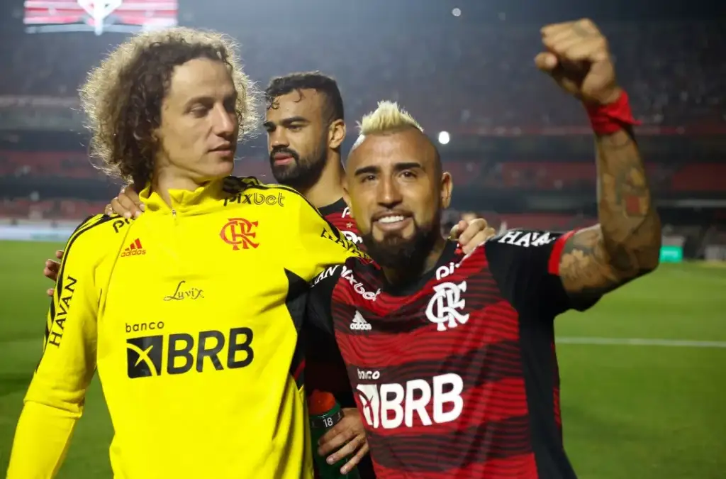 David Luiz y Arturo Vidal fueron compañeros en Flamengo.