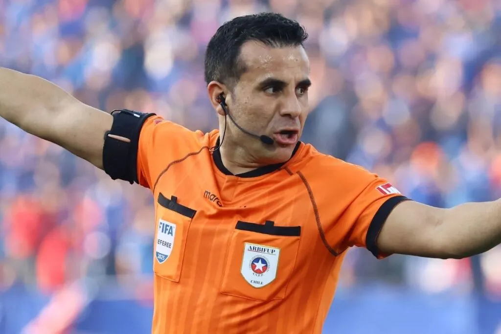 Piero Maza durante el Superclásico ante Universidad de Chile.