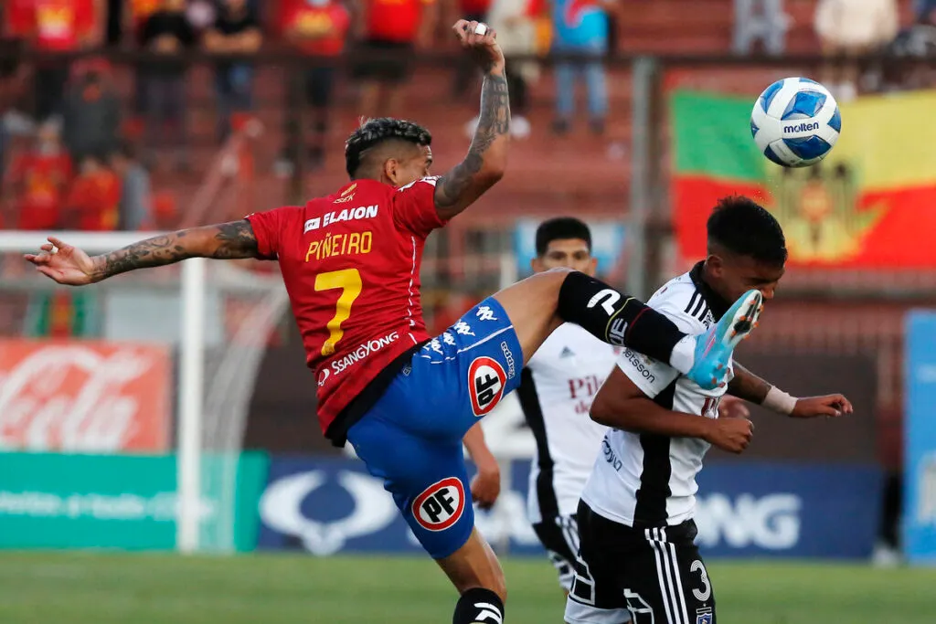 Rodrigo Piñeiro enfrentando a Colo-Colo en el Estadio Santa Laura.