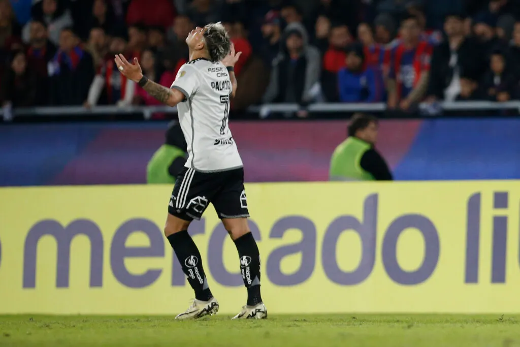 Carlos Palacios celebrando un gol por Colo-Colo en Copa Libertadores