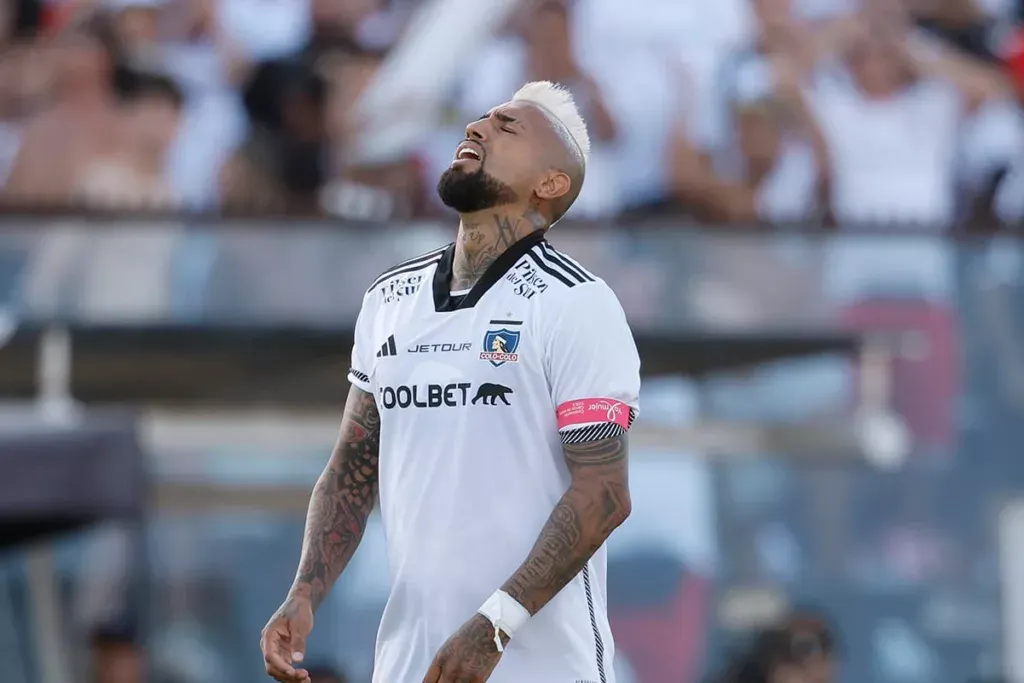Arturo Vidal cabizbajo con la camiseta de Colo-Colo