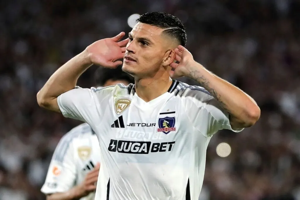 Lucas Cepeda celebrando un gol con la camiseta de Colo-Colo.