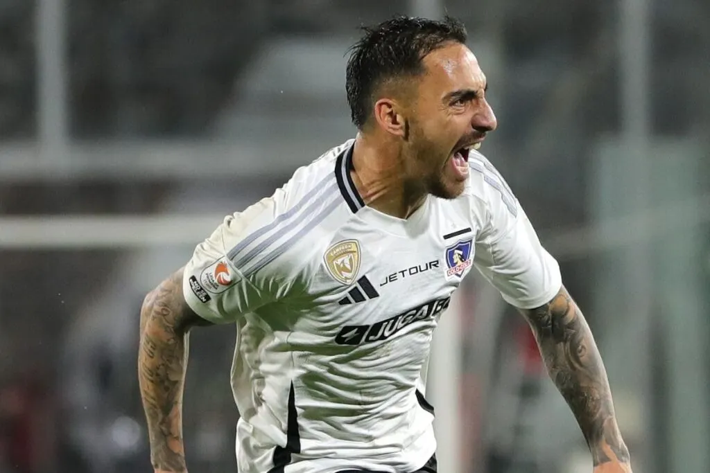 Correa celebrando un gol por Colo-Colo.