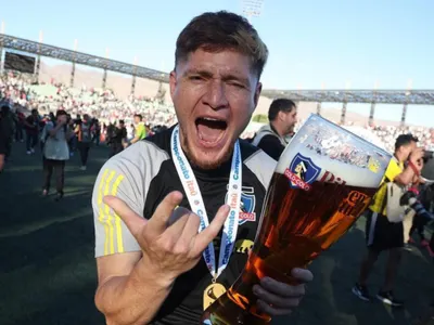 No se olvida del Cacique: Leonardo Gil realiza celebración colocolina para recibir el 2025
