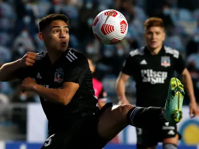 Se olvida de Colo-Colo: Joan Cruz deja nuestro país y emprende vuelo rumbo a su nuevo club