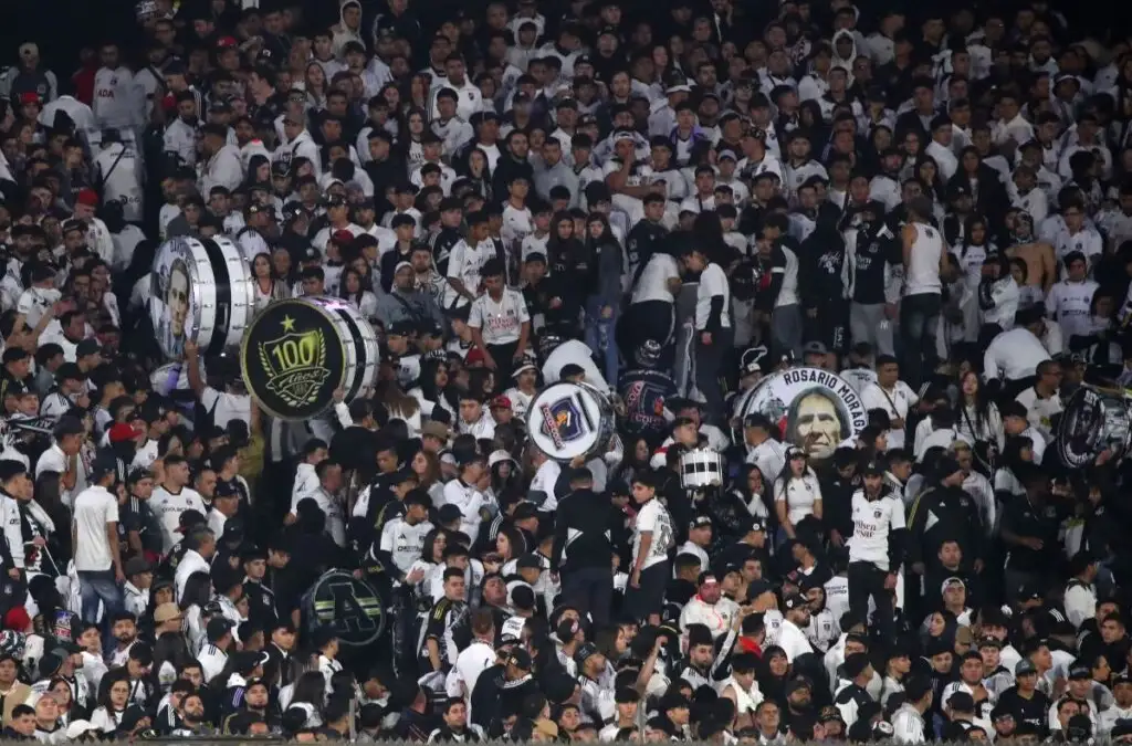 La hinchada dejó de cantar al momento de conocerse la noticia, se retiraron los bombos, comenzaron varios minutos de silencio y cantos de protesta.
