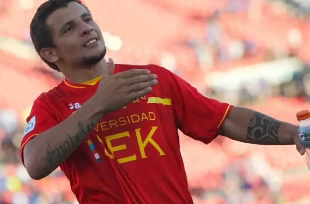 Previo a su arribo a Macul, el ‘Toro’ fichó por Unión Española, siendo su primer club en el país.