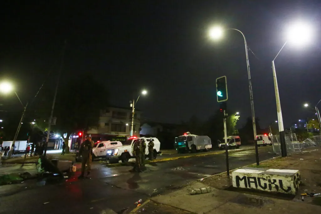 Santiago 10 de abril 2025.
Inciditentes entre hinchas de Colo Colo y Carabineros luego del partido de copa libertadores en el Estadio Monumental, luego de la muerte de dos hinchas previo al partido.
Jonnathan Oyarzun/Aton Chile