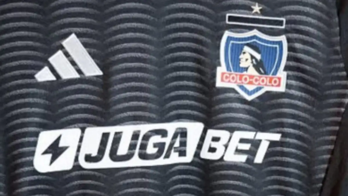 Camiseta negra de Colo-Colo.