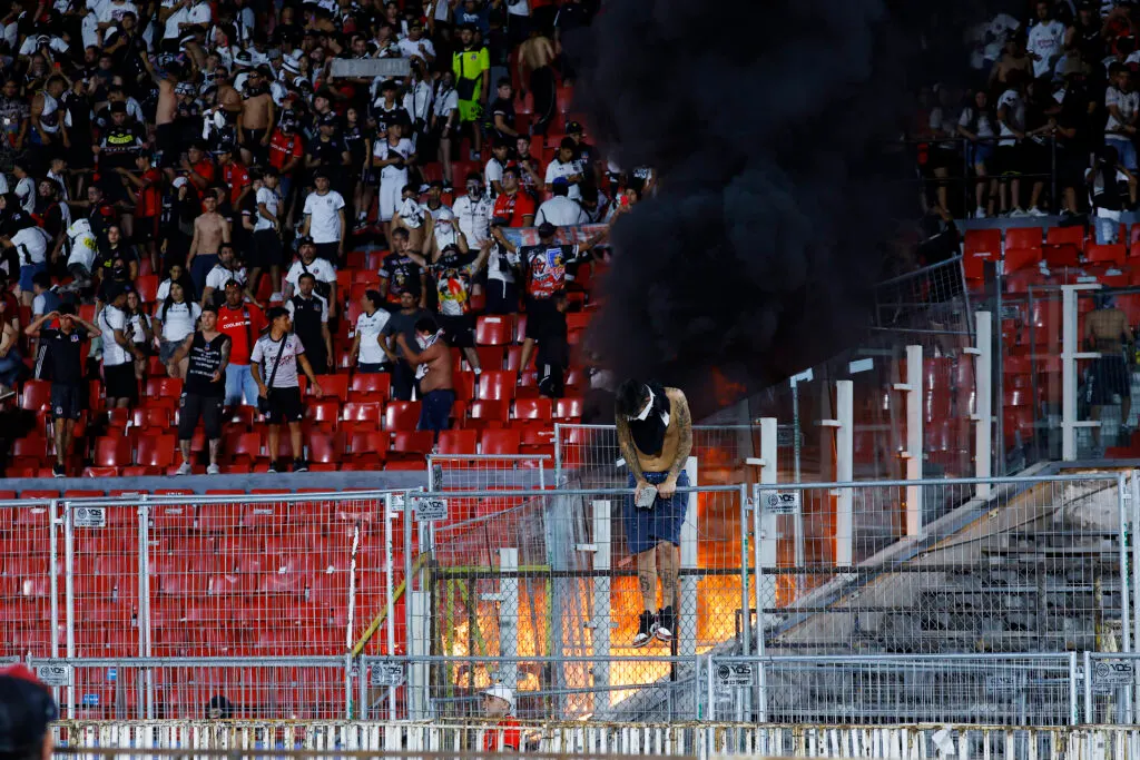Futbol, Huachipato vs Colo Colo.
Supercopa 2024.
Hinchas de Colo Colo producen incidentes durante el partido contra Huachipato por la Supercopa realizado en el estadio Nacional.
Santiago, Chile.
11/02/2024
Marcelo Hernandez/Photosport

Football, Huachipato vs Colo Colo.
Supercopa 2024
Colo Colo’s fans incidents occur during the game against Huachipato for the Supercopa match at the Nacional stadium in Santiago, Chile.
02/11/2024
Marcelo Hernandez/Photosport