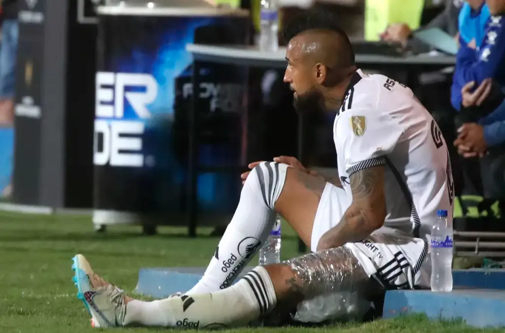 Arturo Vidal podría quedar fuera del próximo encuentro de Colo-Colo por precaución.