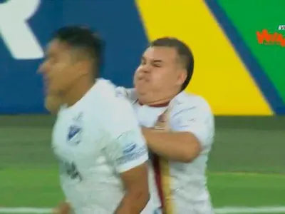 [VIDEO] Impresentable: Jugador de ex equipo de Matías de los Santos es golpeado por un hincha