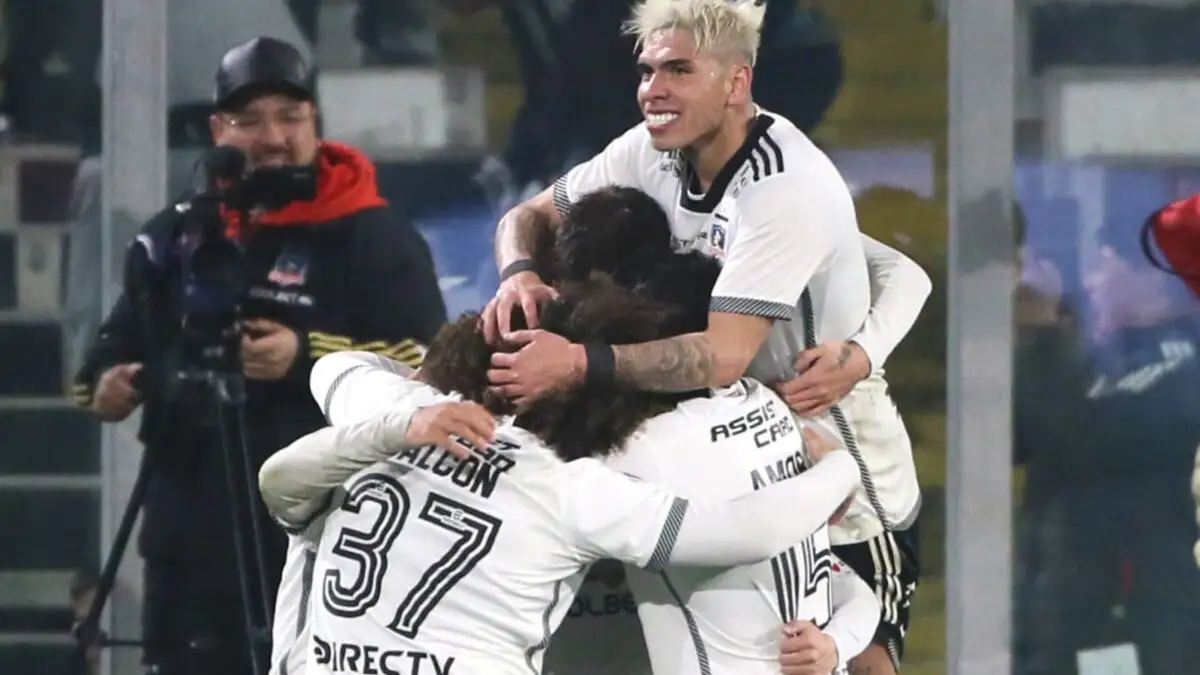 Jugadores de Colo-Colo celebrando un gol en el Estadio Monumental.