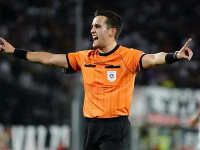Bengalas, pirotecnica y lanzamiento de un vaso: El lapidario informe arbitral del partido Colo-Colo vs Everton