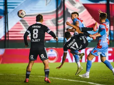[Video] Ex Colo-Colo mete a su equipo en Cuartos de Sudamericana con golazo de tijera