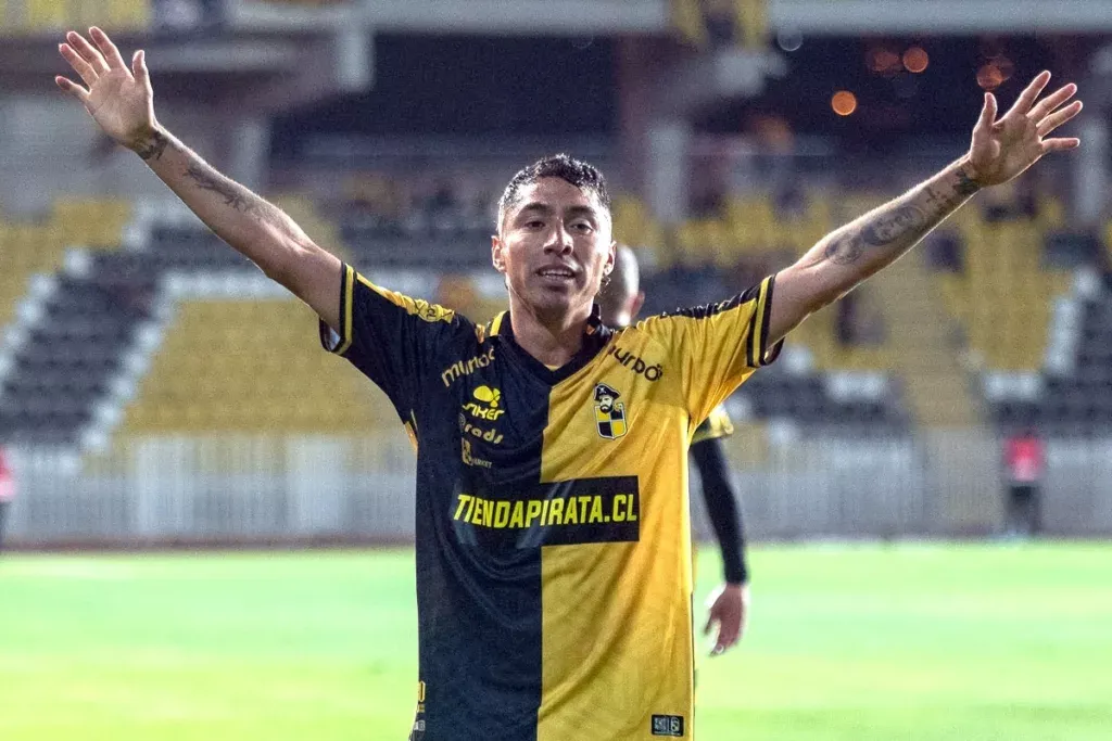 Luciano Cabral con los brazos en alto.