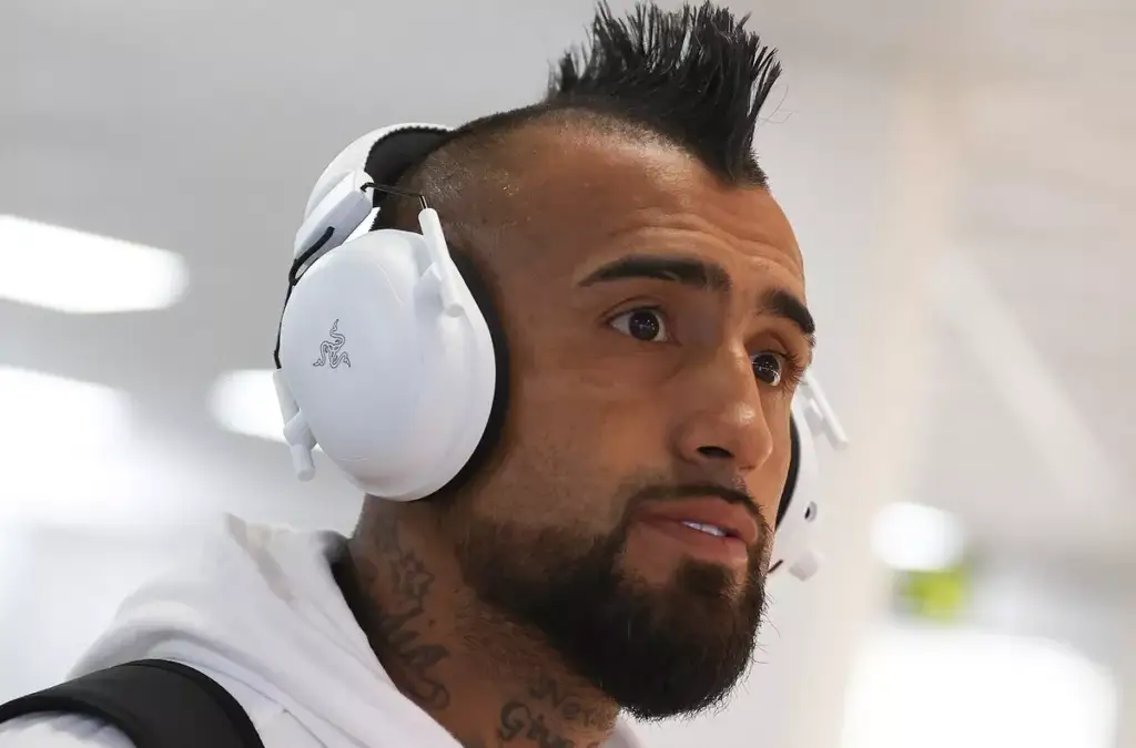 Arturo Vidal viajó con Colo-Colo a Paraguay por Copa Libertadores.