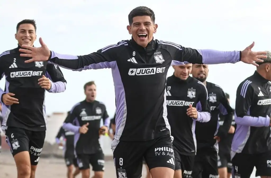 Colo-Colo ya luce su indumentaria 2025.