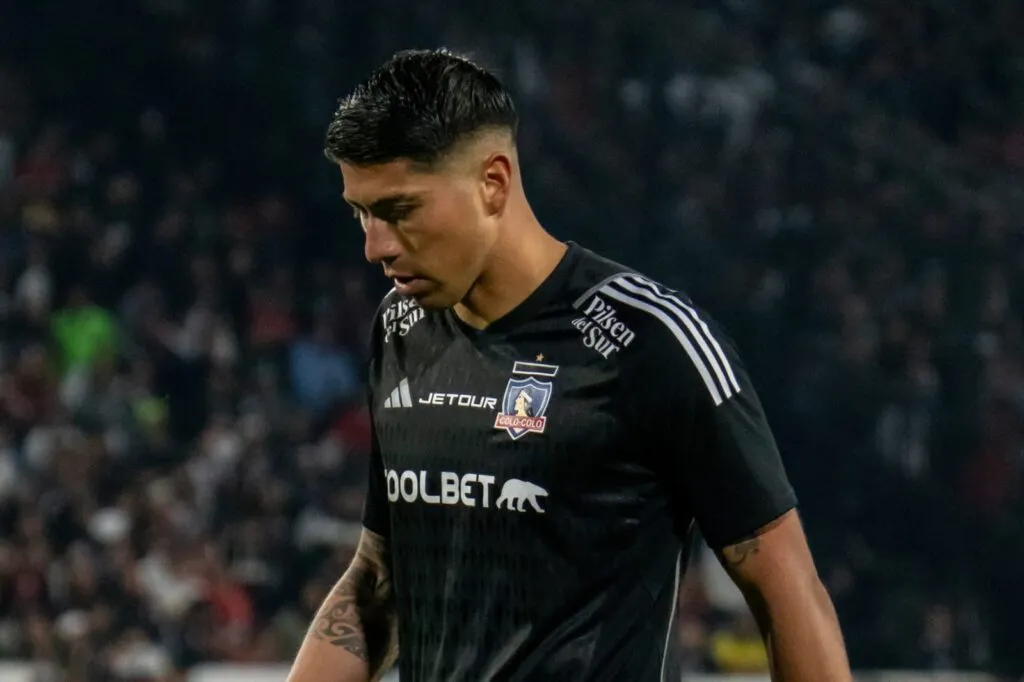 Primer plano a Brayan Cortés retirándose del Estadio Monumental tras ser expulsado.