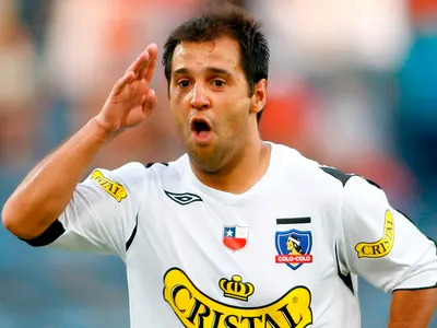Gustavo Biscayzacú hace a un lado las críticas y llenó de elogios a jugador de Colo-Colo: «Le va a dar muchas alegrías al fútbol chileno»