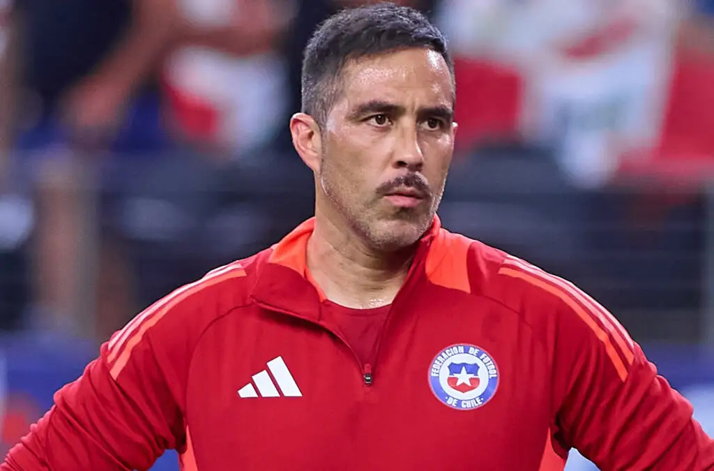 Claudio Bravo buscaría salir del retiro.