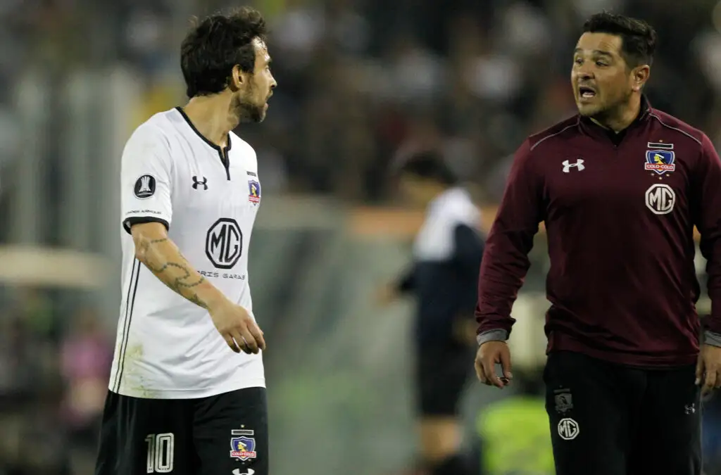 Hector Tapia da instrucciones a Jorge Valdivia en el encuentro de Colo-Colo frente a Palmeiras por Copa Libertadores 2018.