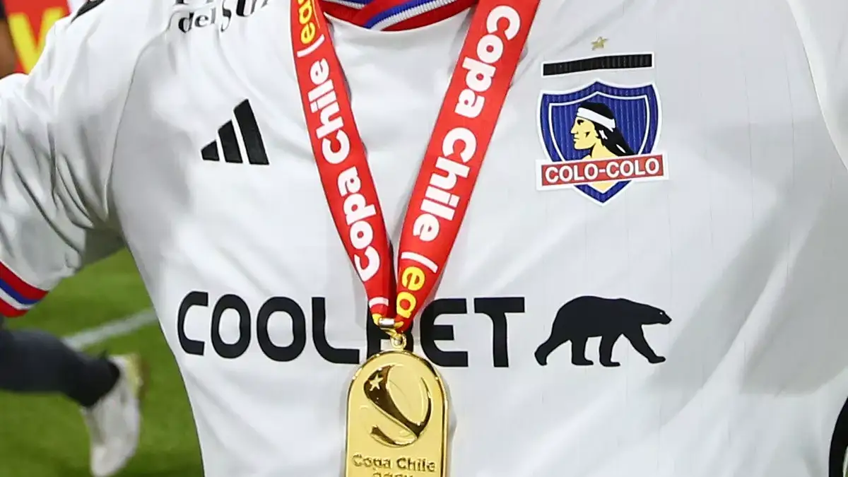 Camiseta de Colo-Colo con la medalla de campeón de la Copa Chile 2023