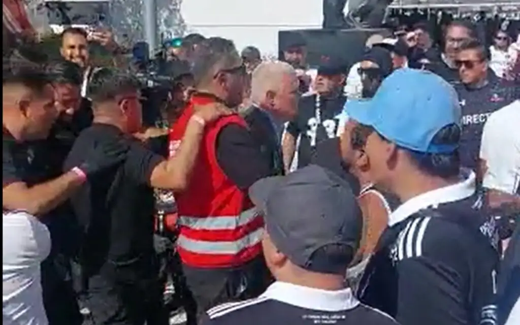 Cécilia Pérez entrando escoltada en el último Superclásico del fútbol chileno.