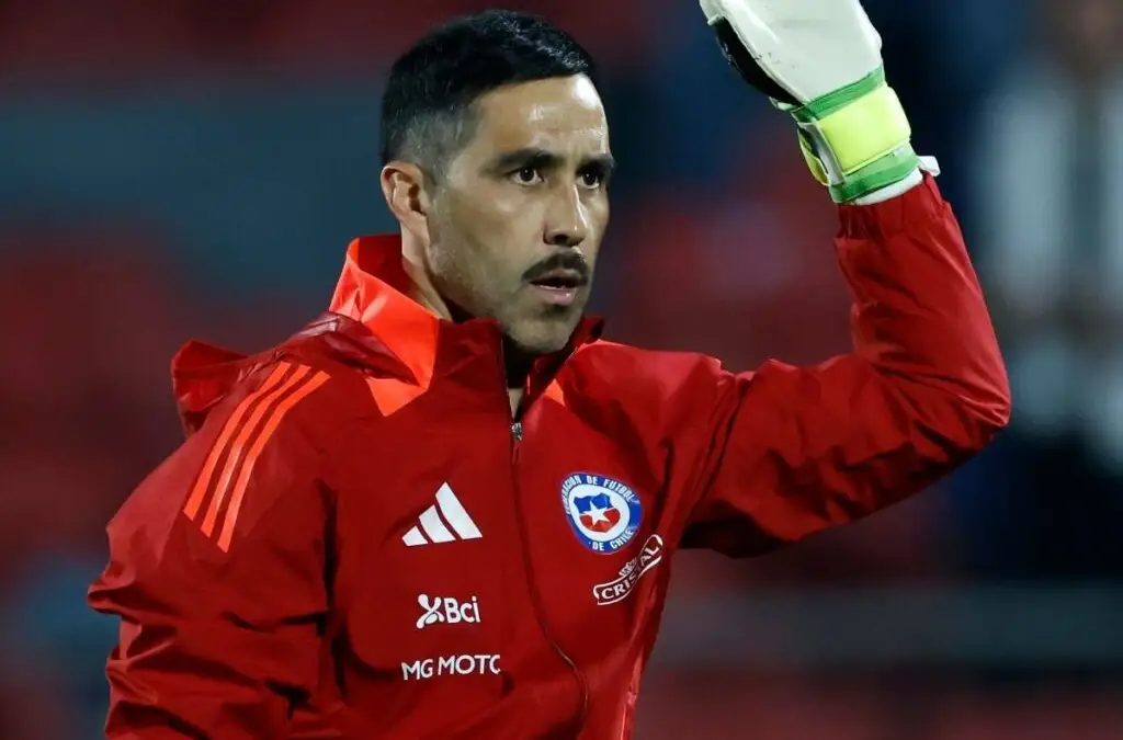 Claudio Bravo estaría pensado dejar el retiro y volver al profesionalismo.