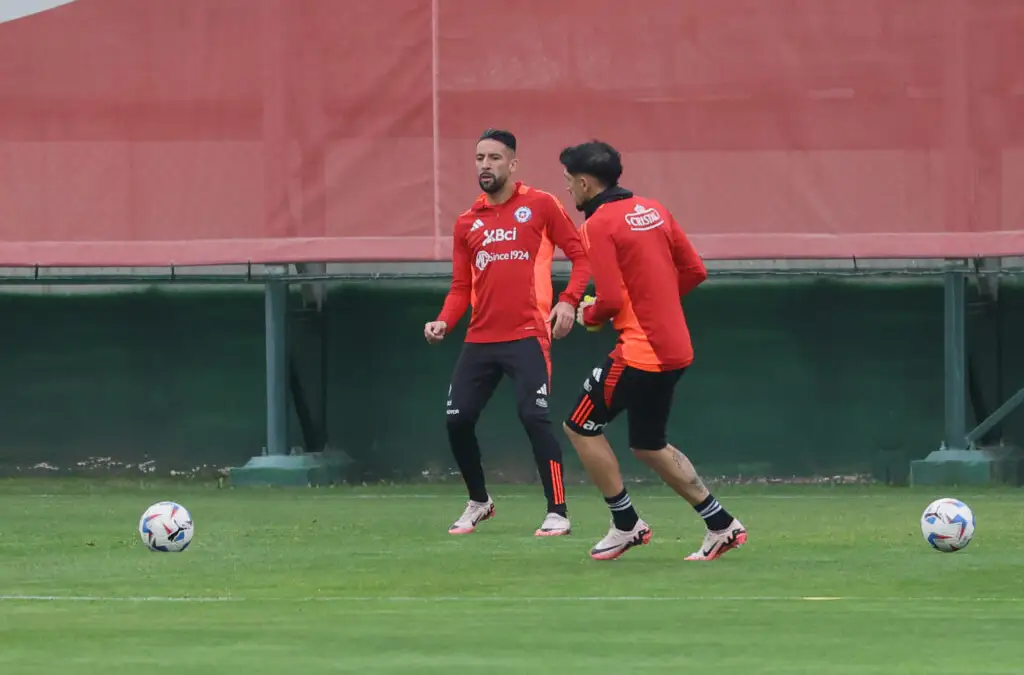 Mauricio Isla entrenando con la Selección Chilena de cara al partido amistoso con Paraguay.