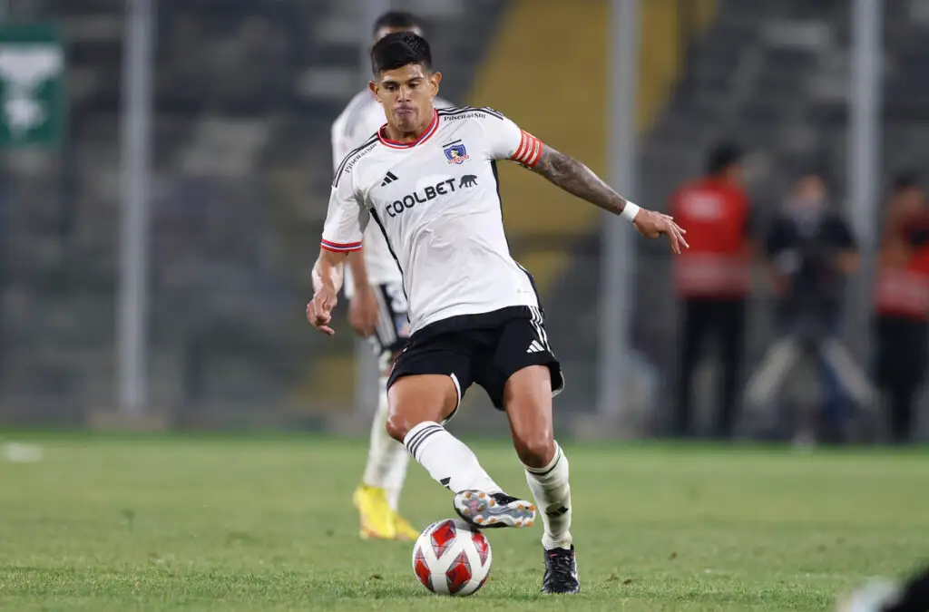 Colo-Colo ya habría comenzado las conversaciones para renovar a Esteban Pavez.