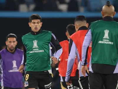 «Jugando solo»: El solitario jugador de Colo-Colo que destacan los hinchas frente a Racing Club