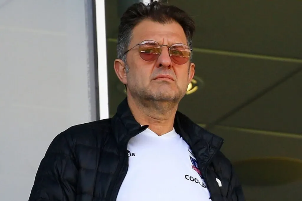 Primer plano a Aníbal Mosa con indumentaria de Colo-Colo.