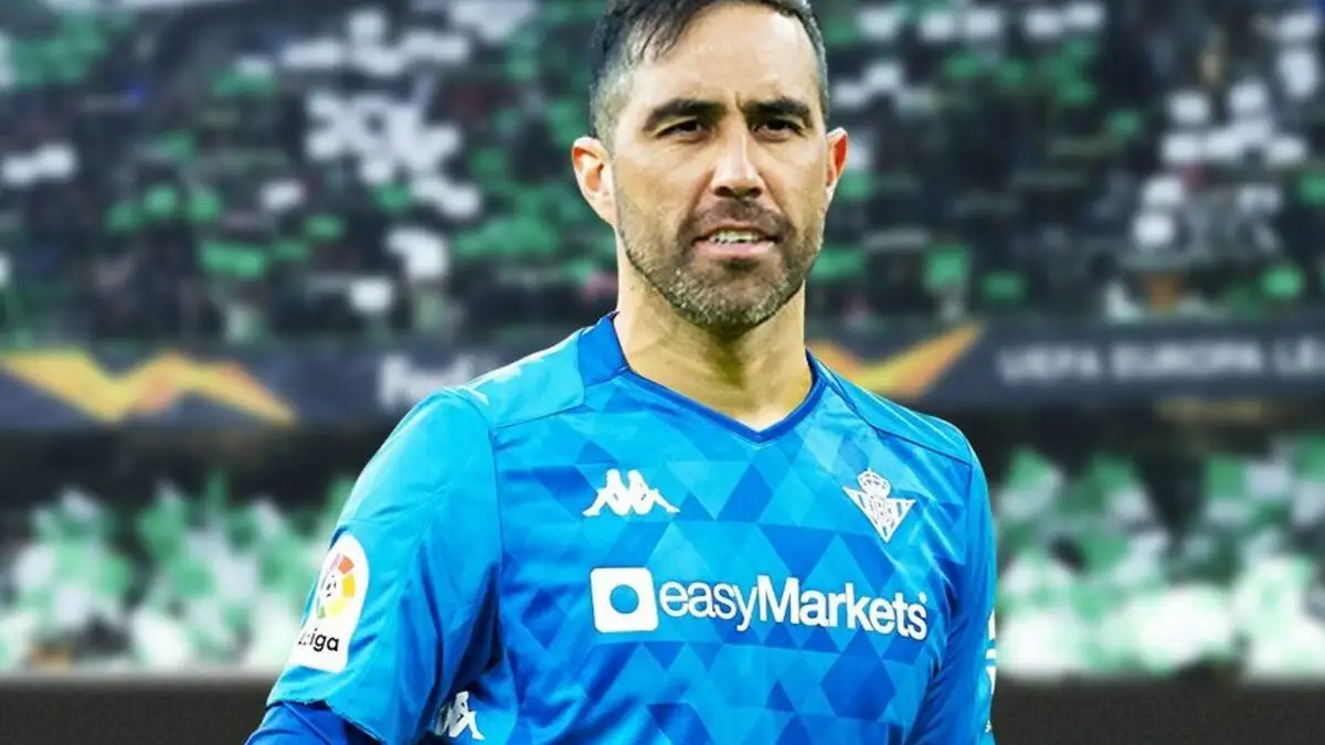 Claudio Bravo con la indumentaria del Real Betis.