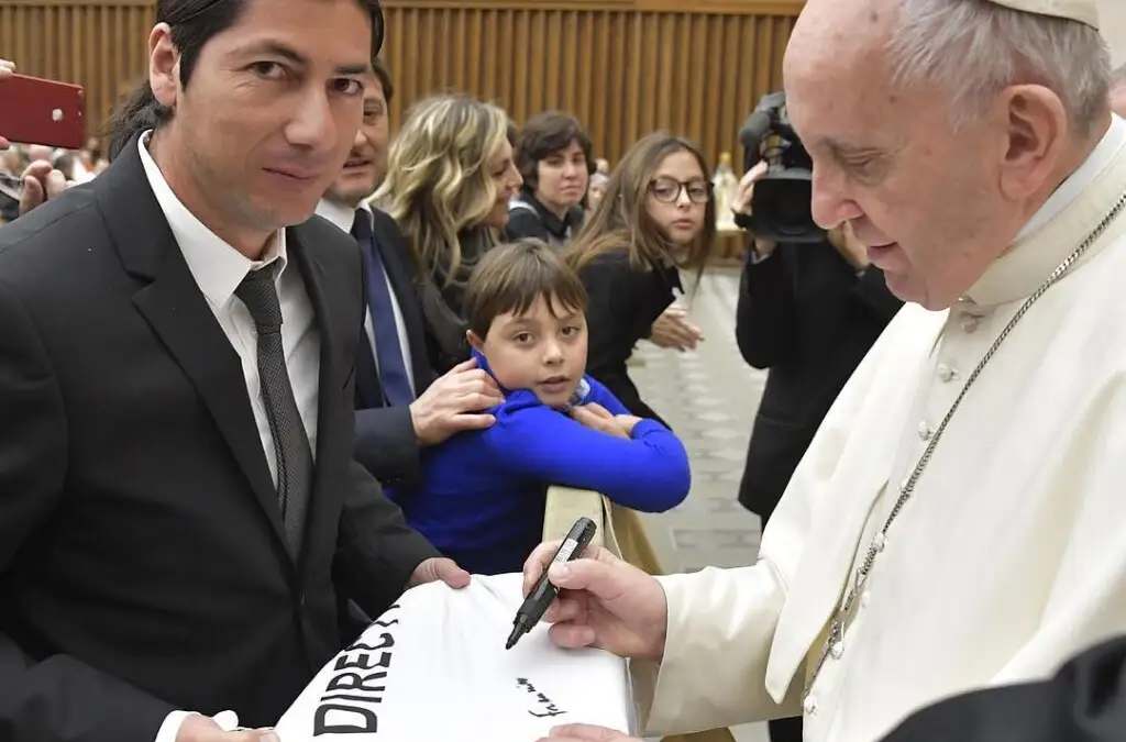 Papa Francisco le firmó una camiseta de Colo-Colo a Jaime Valdés.