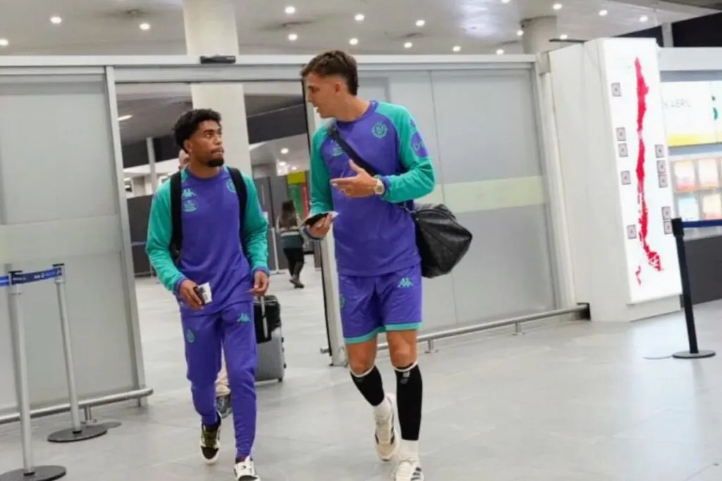 Jugadores del Real Valladolid en el Aeropuerto de Santiago en Chile