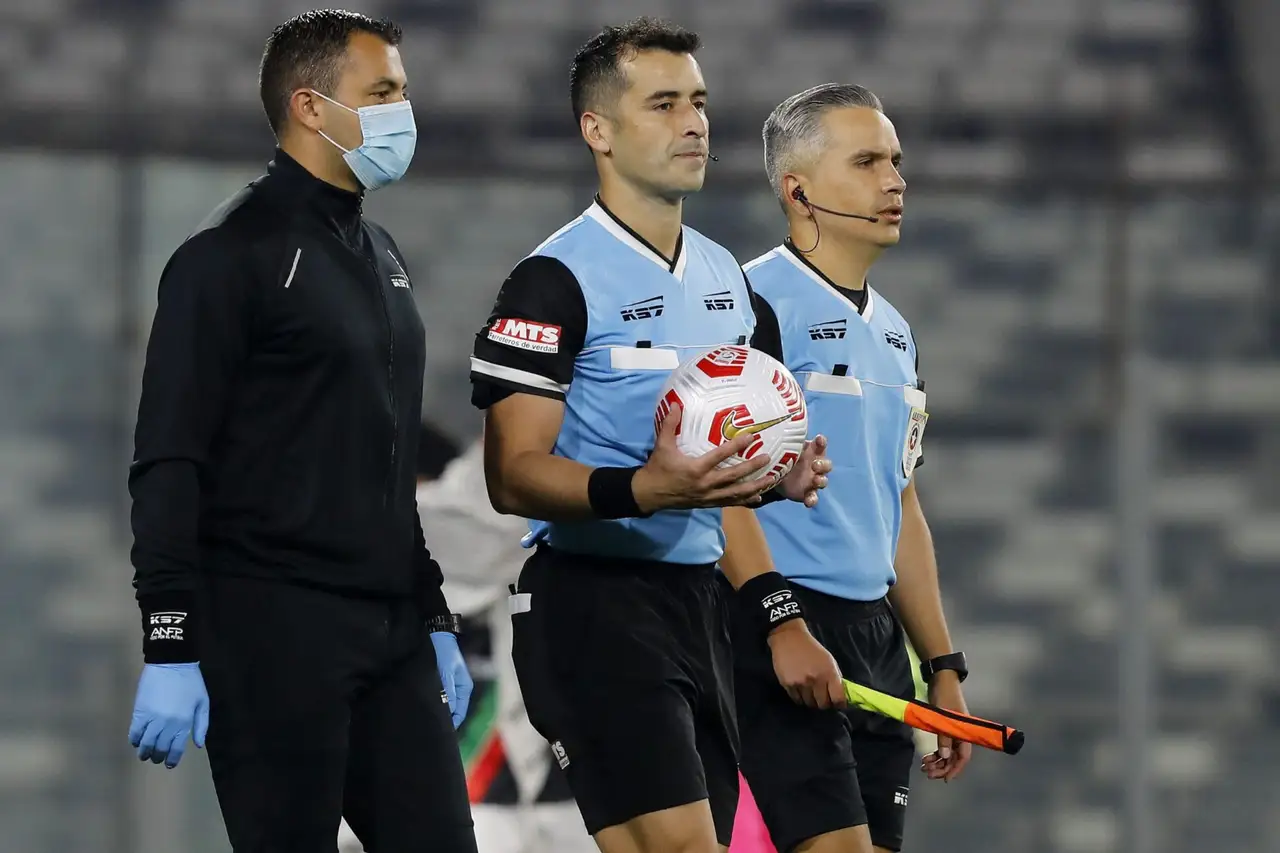 Futbol, Colo Colo vs Palestino Fecha 7, campeonato Nacional 2021. El arbitro Fernando Vejar muestra es fotografiado antes del partido de primera division disputado en el estadio Monumental de Santiago, Chile. 08/05/2021 Dragomir Yankovic/Photosport Football, Colo Colo vs Palestino Seventh date, 2021 National Championship. Referee´s Fernando Vejar is pictured before the first division football match held at the Monumental stadium in Santiago, Chile. 08/05/2021 Dragomir Yankovic/Photosport
