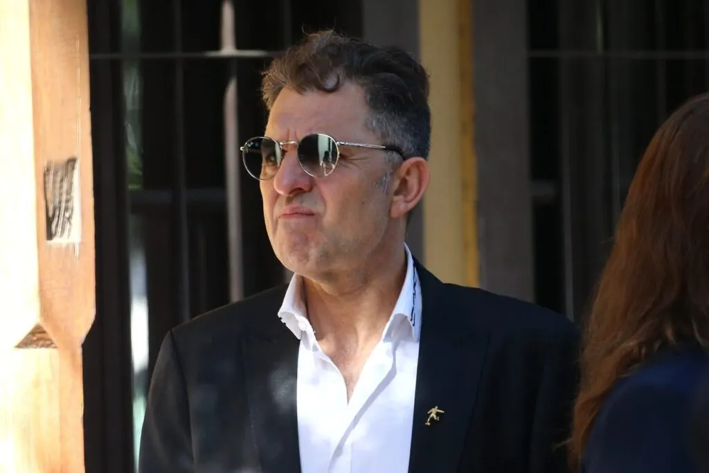 Aníbal Mosa con cara seria, realizando una leve mueca con la boca