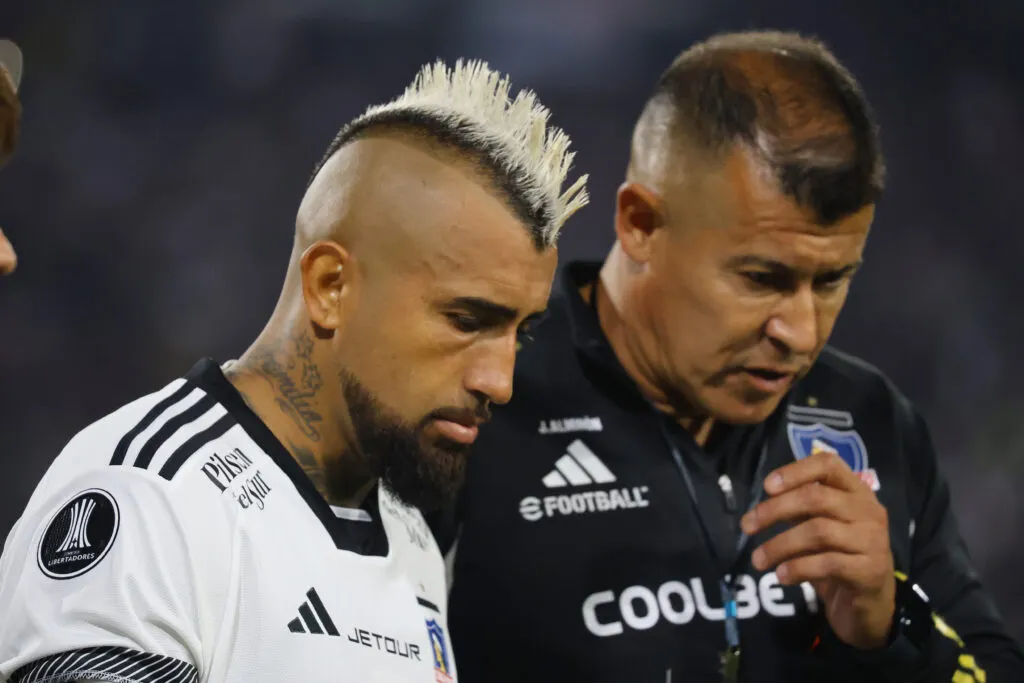 Futbol, Colo Colo vs Cerro Porteño.
Fase de grupos, Copa Libertadores 2024.
El entrenador de Colo Colo Jorge Almirón habla con Arturo Vidal durante el partido de copa libertadores por el grupo A contra Cerro Porteño disputado en el estadio Monumental en Santiago, Chile.
03/04/2024
Marcelo Hernandez/Photosport

Football, Colo Colo vs Cerro Porteño.
Group stage, Copa Libertadores 2024.
Colo Colo's head coach Jorge Almirón, talks with Arturo Vidal  during the copa libertadores match for group A against Cerro Porteño at the Monumental stadium in Santiago, Chile.
03/04/2024
Marcelo Hernandez/Photosport