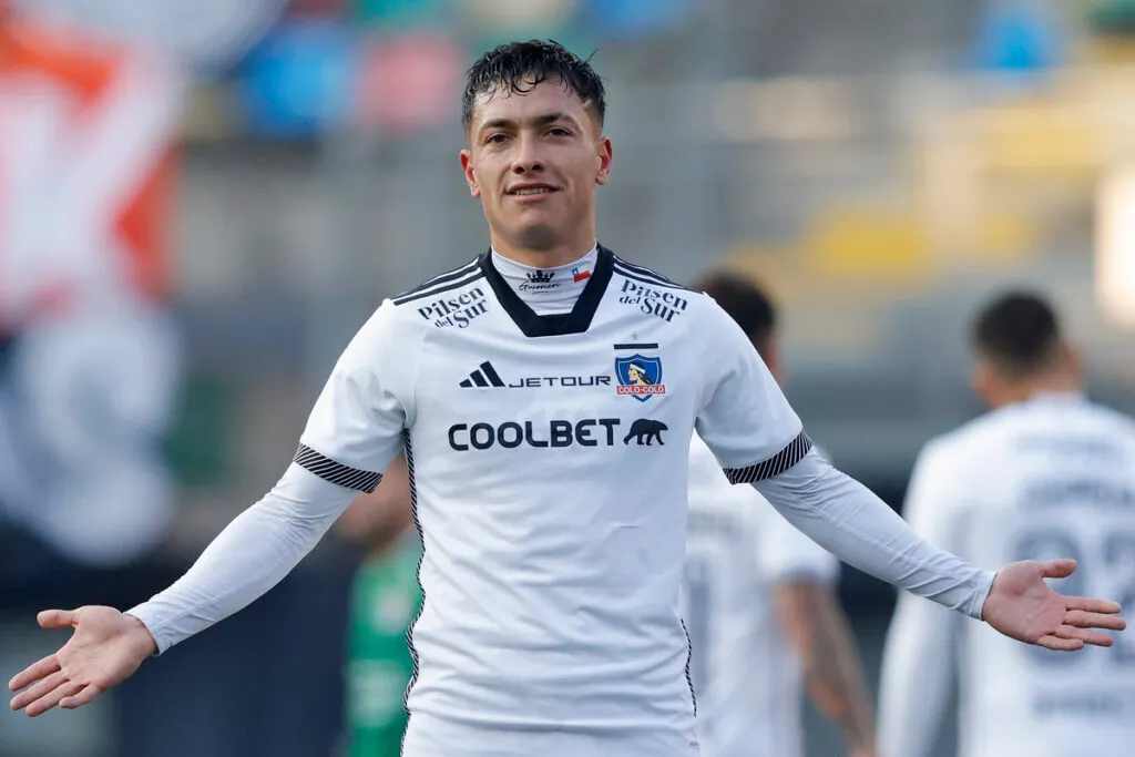 Cristián Zavala con los brazos abiertos.