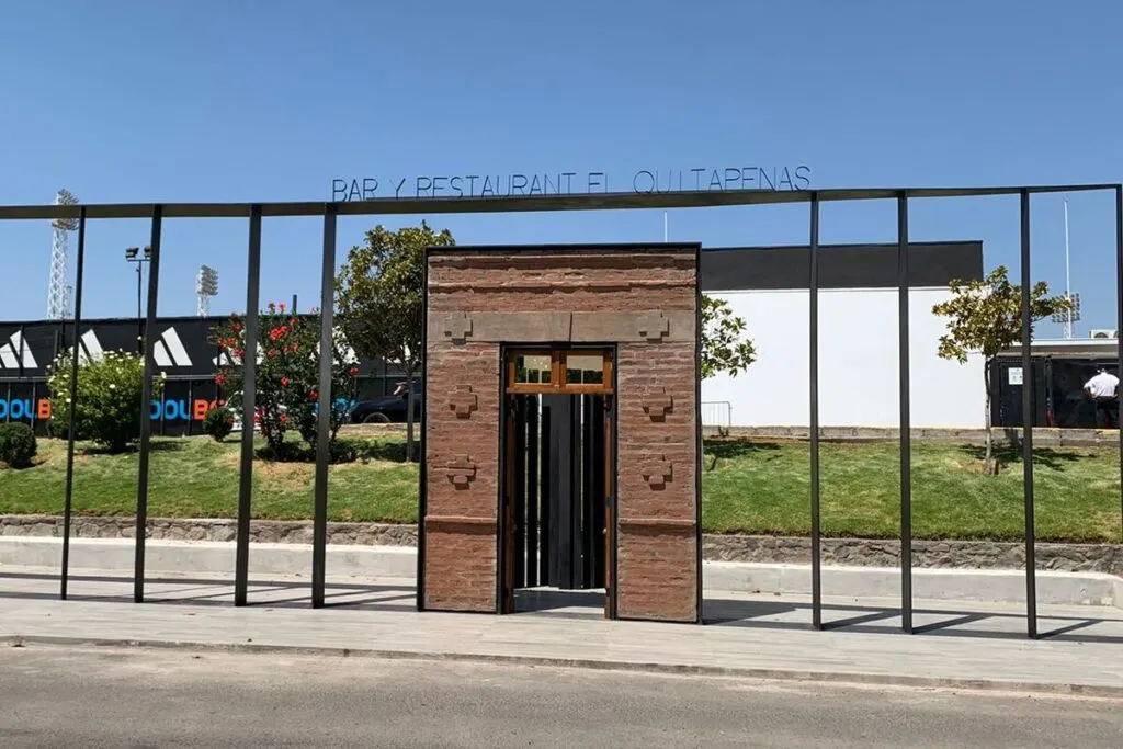 Fachada del Bar Quitapenas en el Estadio Monumental.