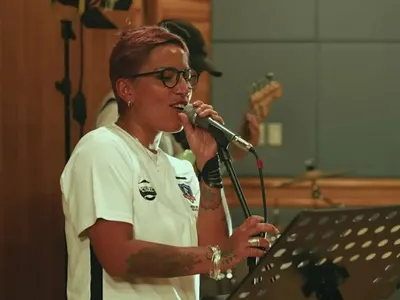 [VIDEO]: Anita Tijoux estrenó una nueva versión del himno de Colo-Colo
