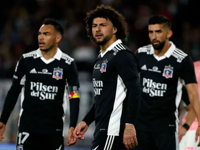 Comienza a tomar forma: Esta es la línea defensiva de Colo-Colo que ensayó Gustavo Quinteros para la temporada 2023