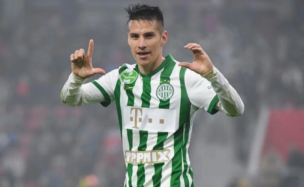 Carlos Auzqui es el jugador apuntado por Gustavo Quinteros para reemplazar a Gabriel Costa, sin embargo, Colo-Colo aún no pueden llegar a un acuerdo con Ferencvaros.