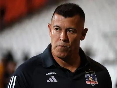 Le llueve sobre mojado: El nuevo problema que enfrenta Jorge Almirón en medio del drama que vive en Colo-Colo