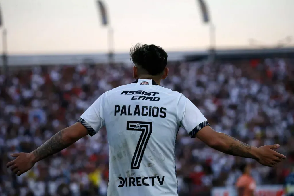 Carlos Palacios con los brazos abiertos.