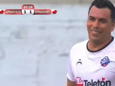 VIDEO| El insólito gol que se perdió Esteban Paredes en el Superclásico solidario y sorprendió al público