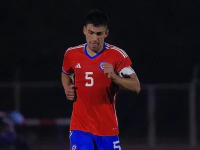 Capitán de La Roja Sub-20 anota y le mete presión a Almirón por una oportunidad en el primer equipo